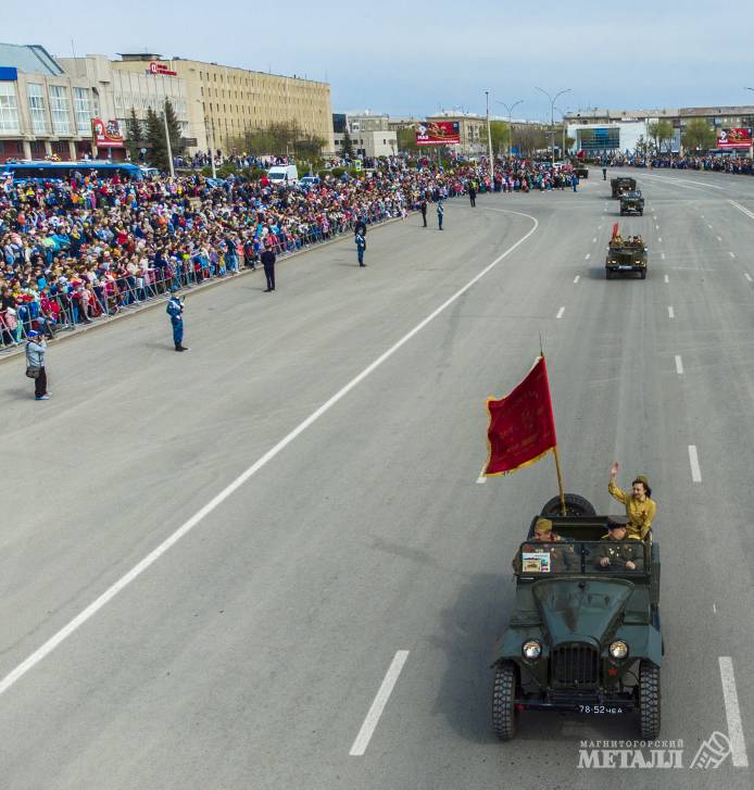 Более десяти тысяч магнитогорцев пришли посмотреть военный парад, а затем возложить цветы к Вечному огню в День Великой Победы.(фото 13)