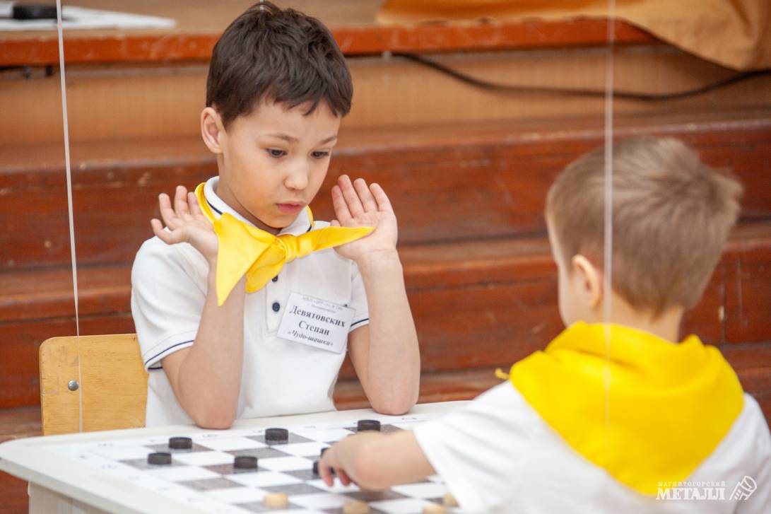 Чудо-дети играют в шашки | Фотография 23