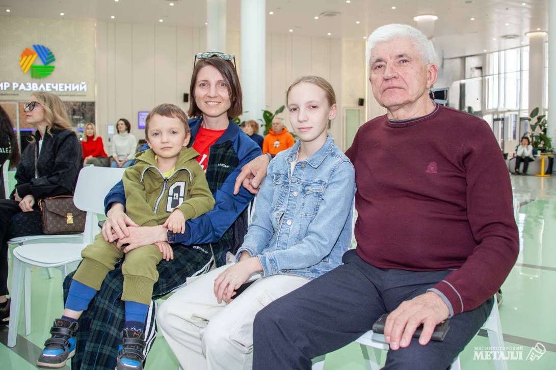 Александр Маструев с семьёй