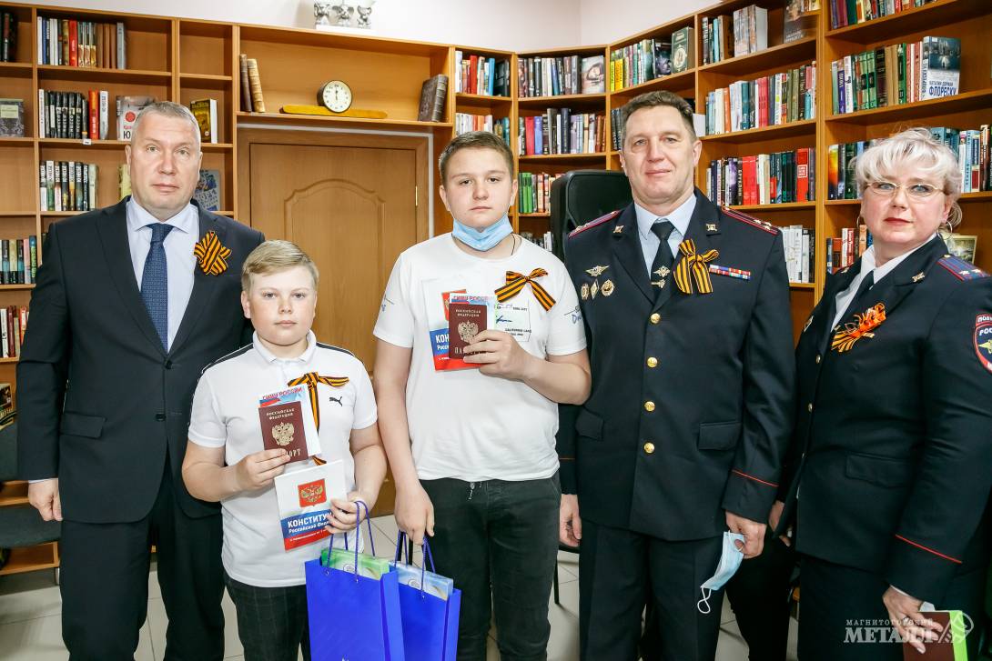 Павел Шиляев поздравил юных магнитогорцев с получением главного в жизни документа.(фото 16)