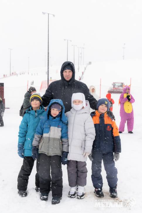 Николай Сабиров с детьми Денисом, Алисой, Романом и Егором