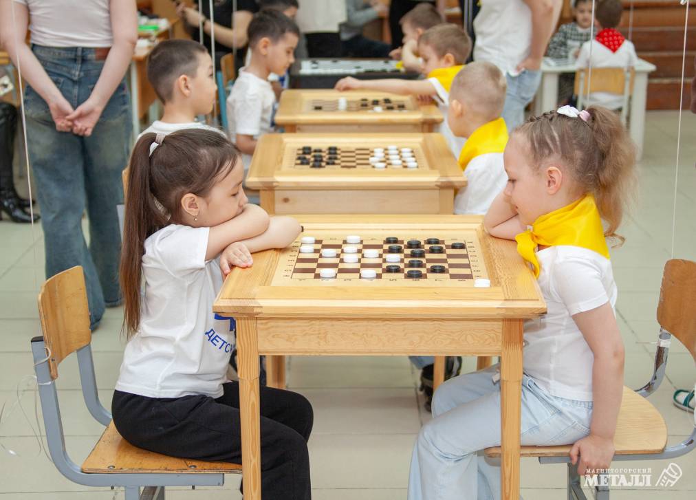 Чудо-дети играют в шашки | Фотография 2