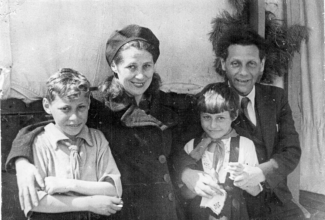 Зоя Левицкая и Михаил Арш с детьми