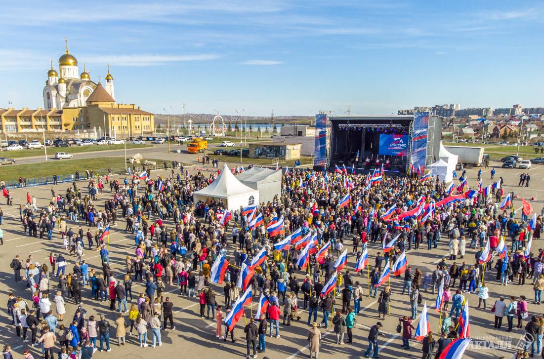 Музыкально-патриотический марафон «Zа Россию», состоявшийся в Магнитогорске, собрал на площади вокруг «Арены-Металлург» несколько тысяч горожан.<br />
(фото 2)
