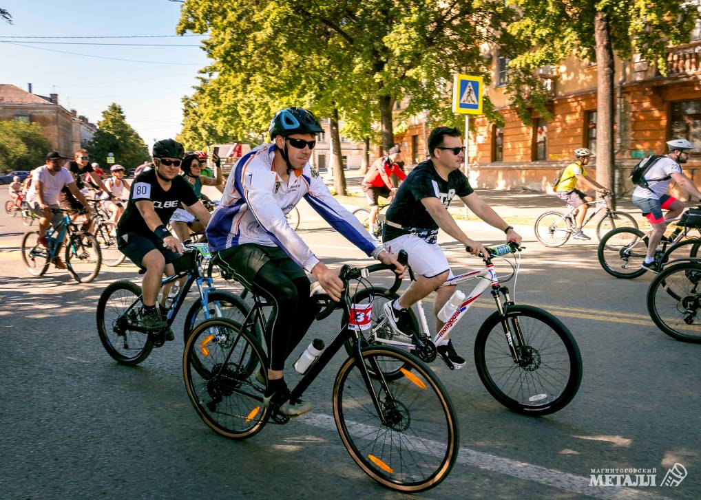 Более 400 велосипедистов участвовали в 12-й велогонке из Магнитогорска до горнолыжного центра на озере Банное.<br />
(фото 29)