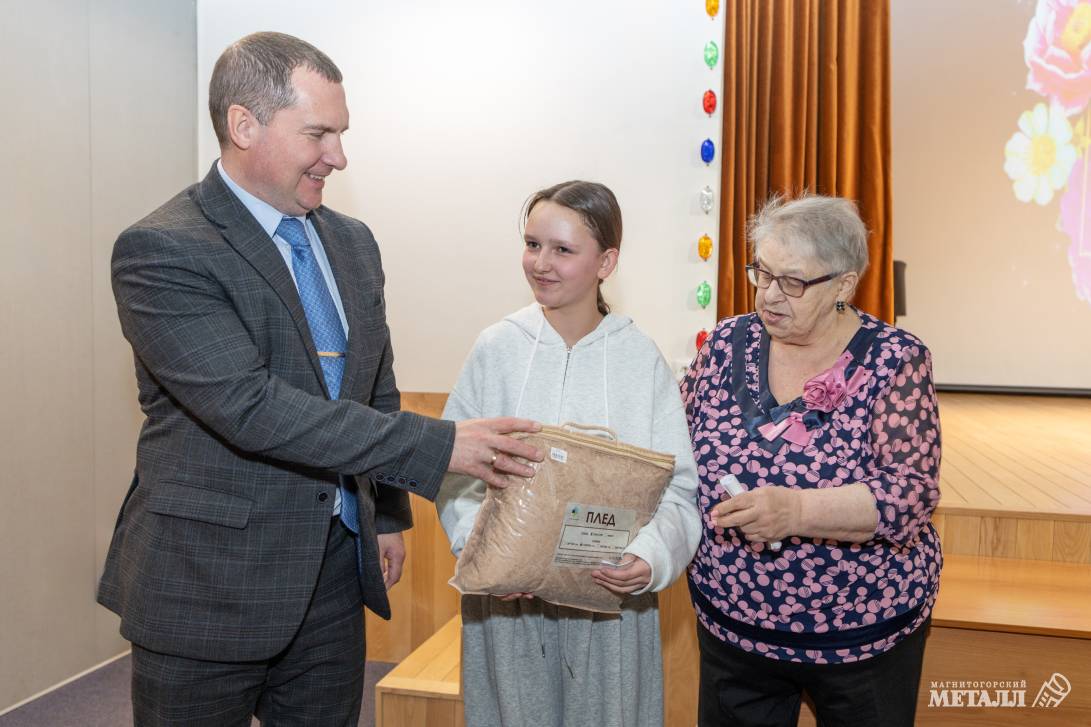 Павел Бовшик и Любовь Алонцева вручают подарки юбилярам