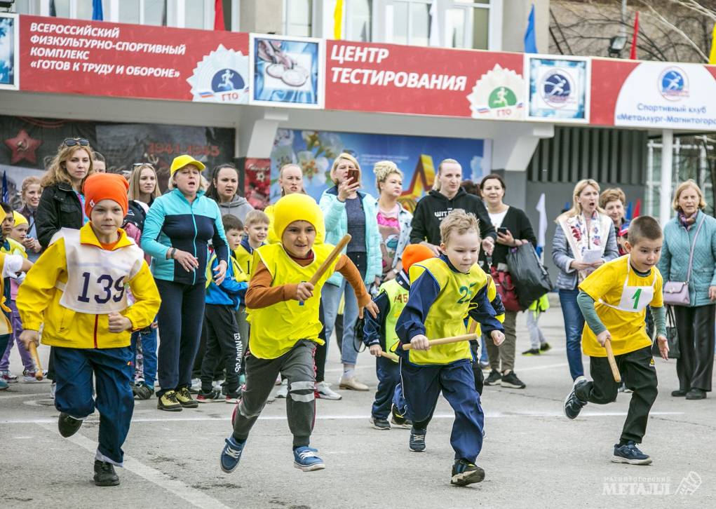 Второй год подряд сразу 400 ребятишек стали участниками детского этапа эстафеты на Кубок «Магнитогорского металла». И все – получили медали.(фото 1)