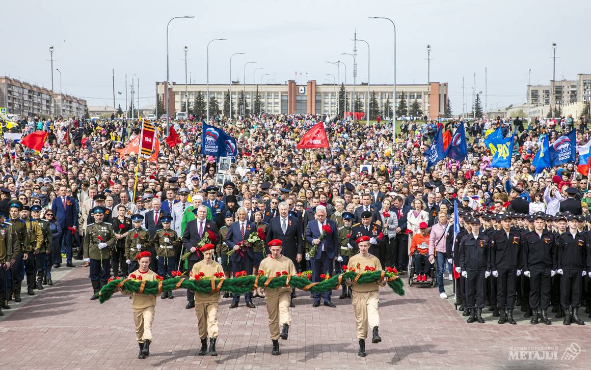 Более десяти тысяч магнитогорцев пришли посмотреть военный парад, а затем возложить цветы к Вечному огню в День Великой Победы.(фото 32)