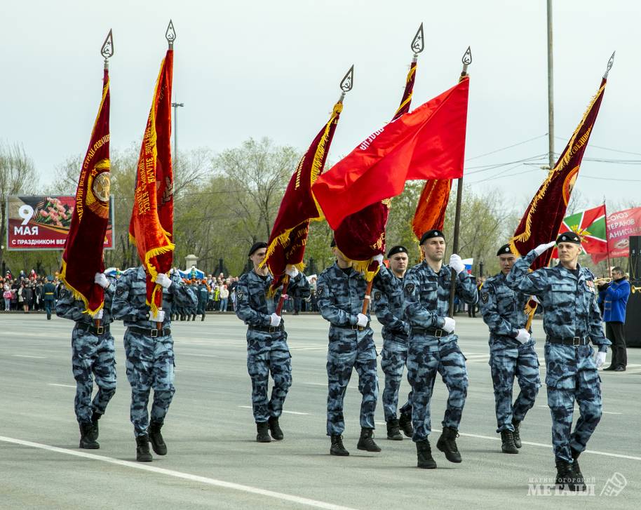 Более десяти тысяч магнитогорцев пришли посмотреть военный парад, а затем возложить цветы к Вечному огню в День Великой Победы.(фото 7)