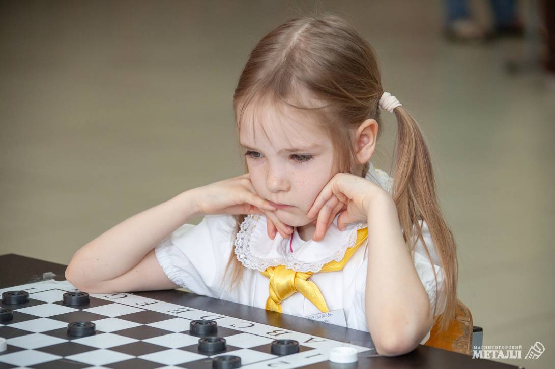 Чудо-дети играют в шашки | Фотография 13