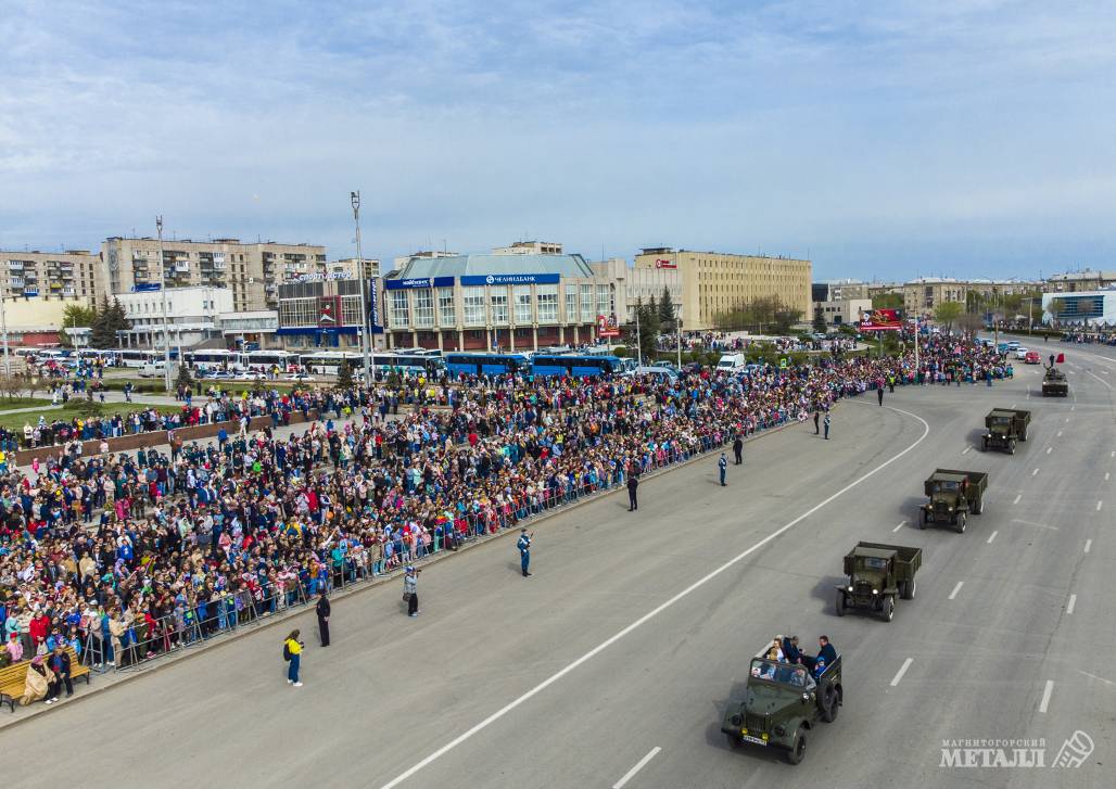 Более десяти тысяч магнитогорцев пришли посмотреть военный парад, а затем возложить цветы к Вечному огню в День Великой Победы.(фото 18)