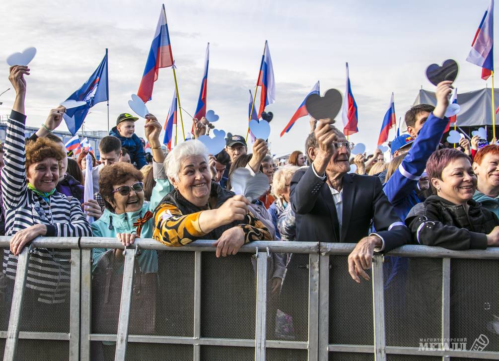 Музыкально-патриотический марафон «Zа Россию», состоявшийся в Магнитогорске, собрал на площади вокруг «Арены-Металлург» несколько тысяч горожан.<br />
(фото 18)
