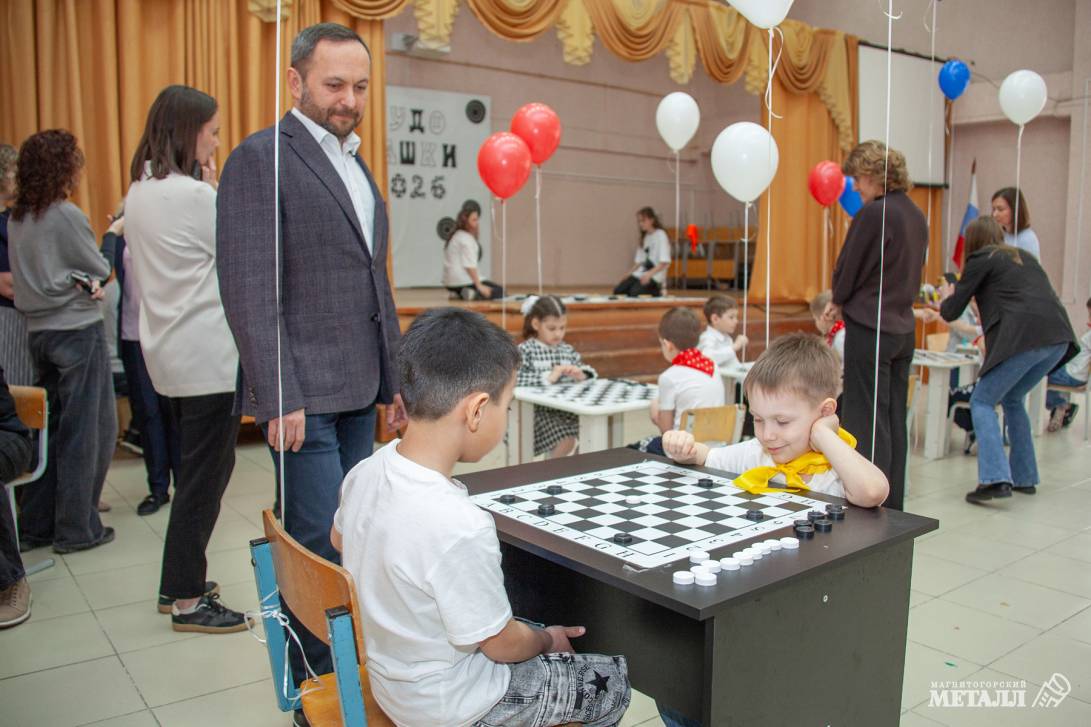 Чудо-дети играют в шашки | Фотография 5