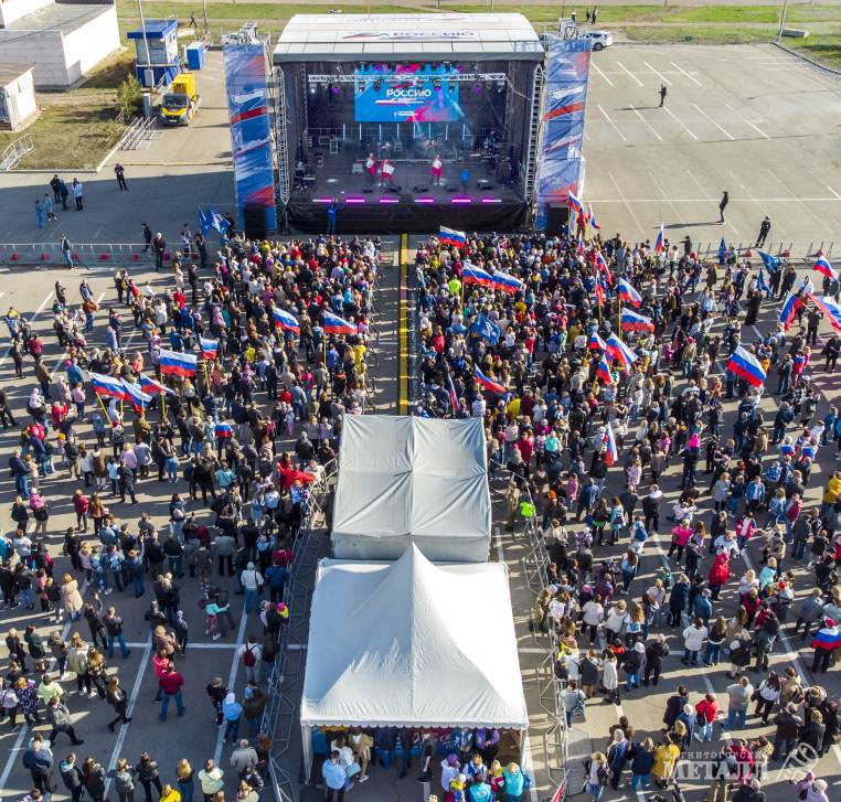 Музыкально-патриотический марафон «Zа Россию», состоявшийся в Магнитогорске, собрал на площади вокруг «Арены-Металлург» несколько тысяч горожан.<br />
(фото 6)