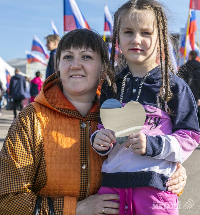 Музыкально-патриотический марафон «Zа Россию», состоявшийся в Магнитогорске, собрал на площади вокруг «Арены-Металлург» несколько тысяч горожан.<br />
(фото 9)
