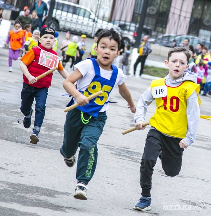 Второй год подряд сразу 400 ребятишек стали участниками детского этапа эстафеты на Кубок «Магнитогорского металла». И все – получили медали.(фото 38)