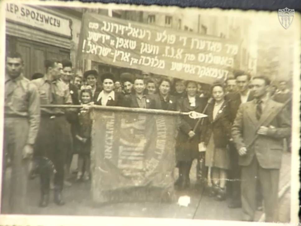 Хаим Гроховский, первый справа, Песя Гроховская в центре, 1950-1960-е годы