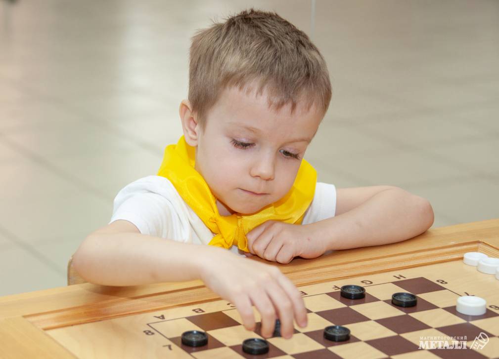 Чудо-дети играют в шашки | Фотография 4