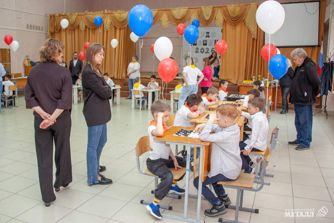 Чудо-дети играют в шашки | Фотография 24