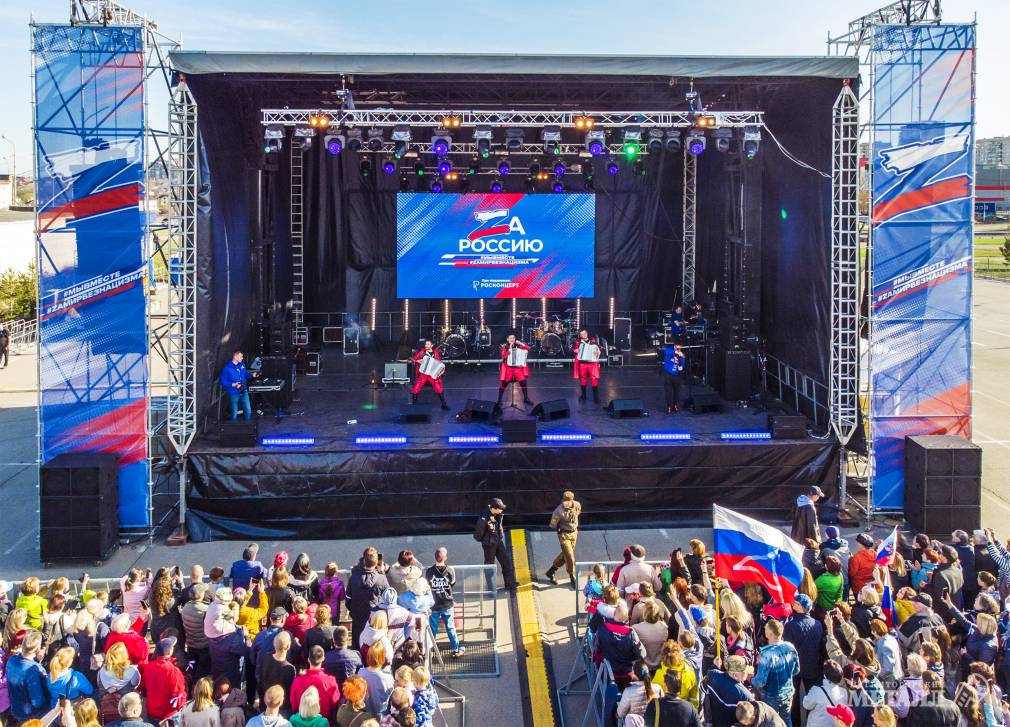 Музыкально-патриотический марафон «Zа Россию», состоявшийся в Магнитогорске, собрал на площади вокруг «Арены-Металлург» несколько тысяч горожан.<br />
(фото 7)