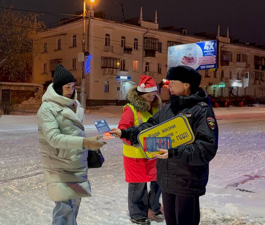 Полицейский Дед Мороз на страже безопасности | Фотография 3