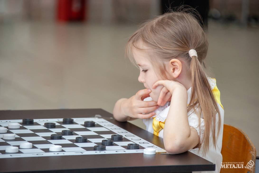 Чудо-дети играют в шашки | Фотография 12