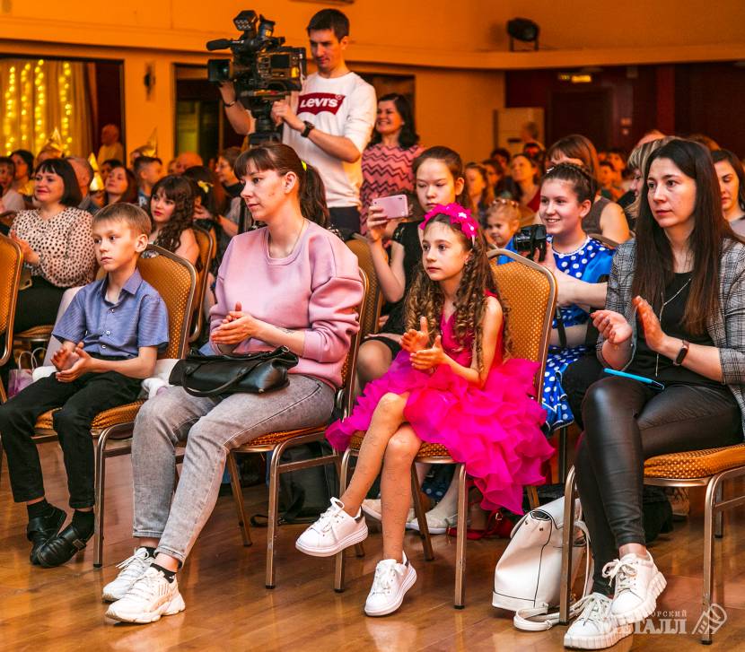 В минувшие выходные во Дворце культуры металлургов имени Серго Орджоникидзе состоялся финальный концерт юбилейного, 20-го по счёту творческого конкурса среди детей «Музыкальная горошина».(фото 11)