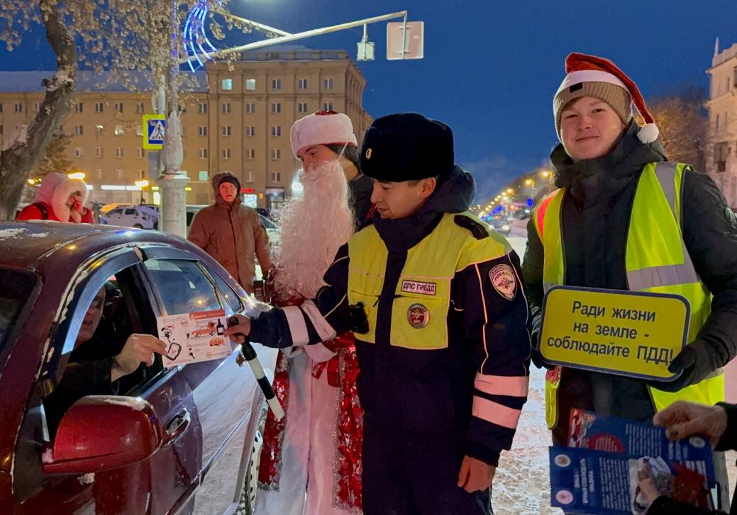 Полицейский Дед Мороз на страже безопасности | Фотография 2