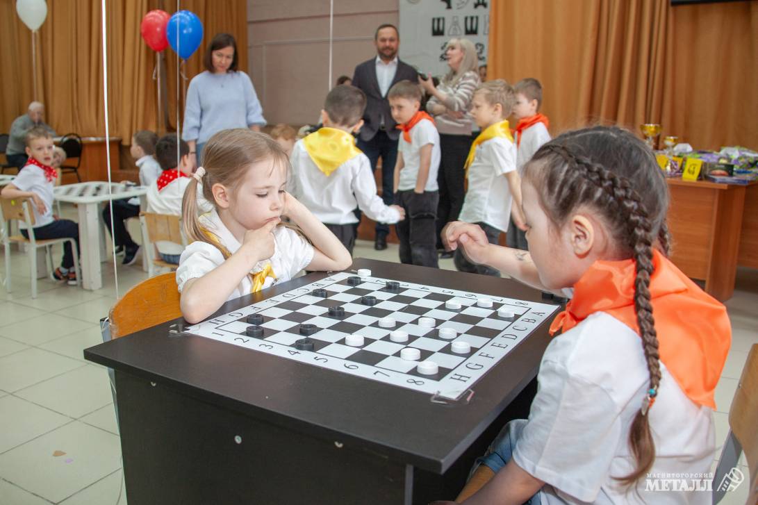 Чудо-дети играют в шашки | Фотография 14