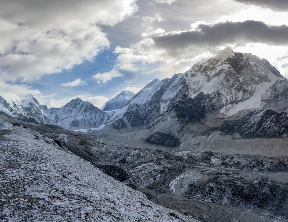 Гималаи. Морена и ледник Кхумбу - один из самых опасных участков на пути к Эвересту
