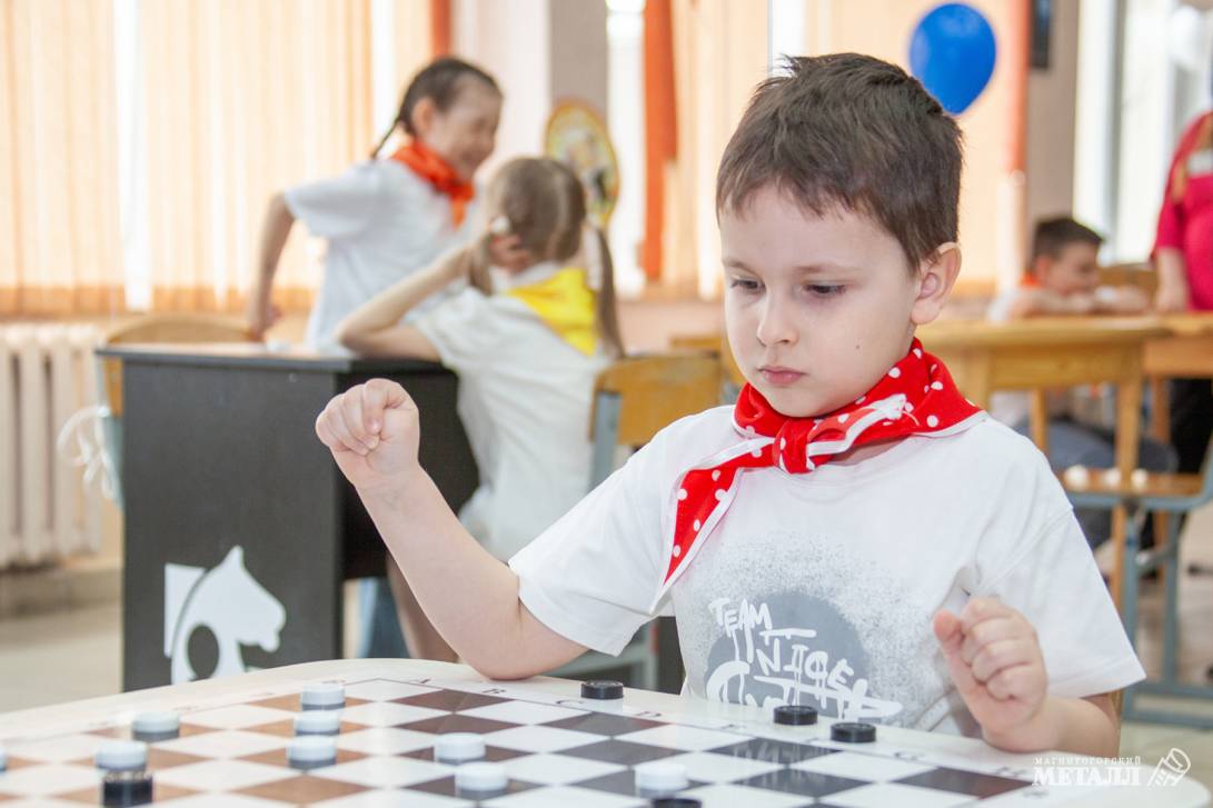 Чудо-дети играют в шашки | Фотография 9