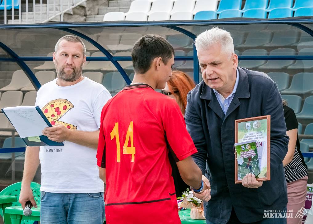 Шестнадцатый раз ребята из дворовых команд приняли участие в футбольном турнире памяти Александра Гурова.<br />
(фото 8)