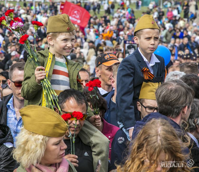 Более десяти тысяч магнитогорцев пришли посмотреть военный парад, а затем возложить цветы к Вечному огню в День Великой Победы.(фото 39)