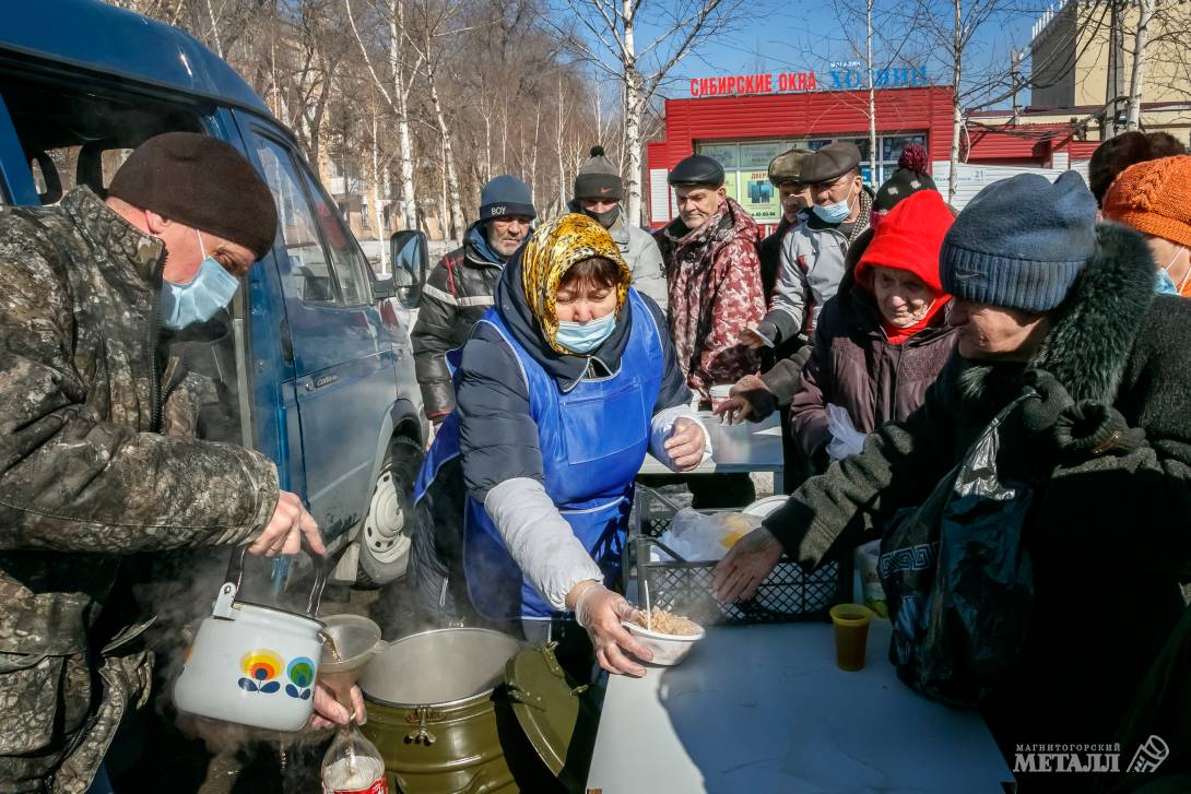 Раздача обедов для бездомных – больше чем просто возможность получить горячую пищу.<br />
(фото 5)