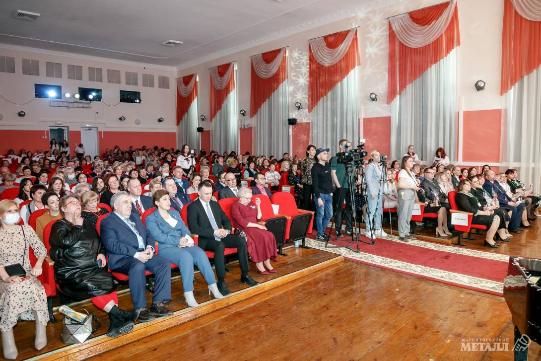 В понедельник, 4 апреля, в Магнитогорске состоялось торжественное открытие регионального этапа конкурса «Учитель года России – 2022».(фото 12)