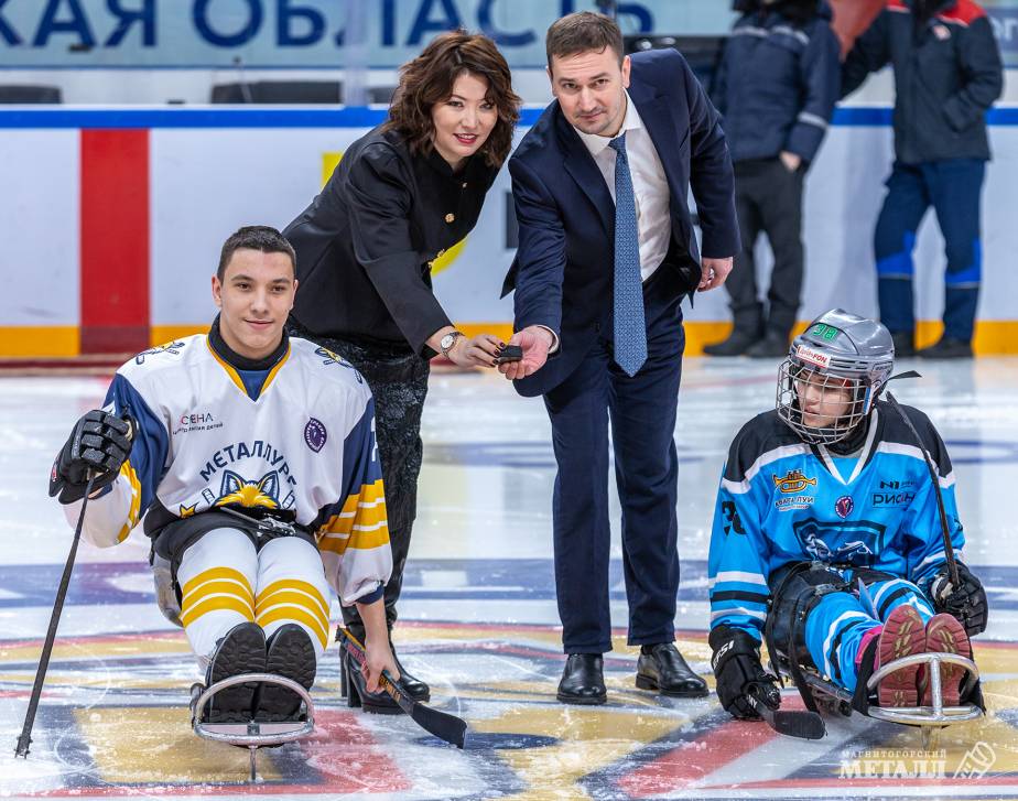 Символическое вбрасывание в исполнении Динары Бикжановой и Александра Акоева