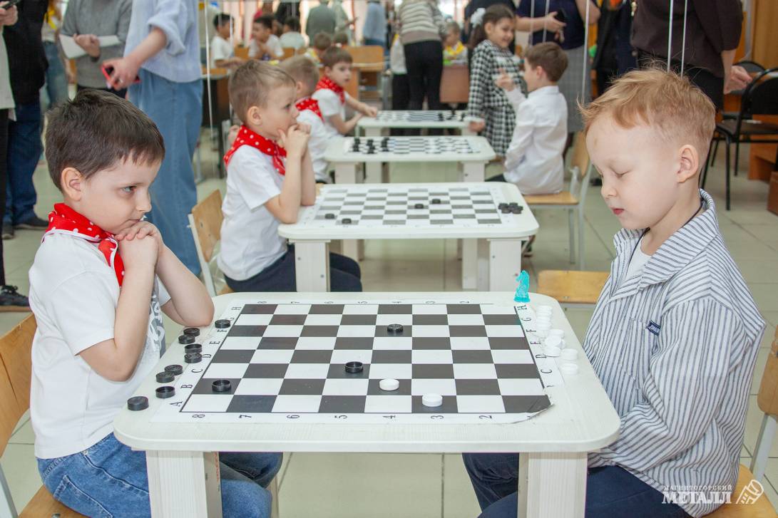 Чудо-дети играют в шашки | Фотография 18
