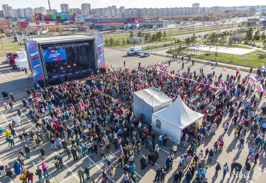 Музыкально-патриотический марафон «Zа Россию», состоявшийся в Магнитогорске, собрал на площади вокруг «Арены-Металлург» несколько тысяч горожан.<br />
(фото 3)