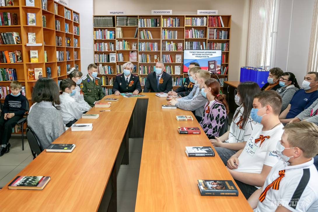 Павел Шиляев поздравил юных магнитогорцев с получением главного в жизни документа.(фото 4)