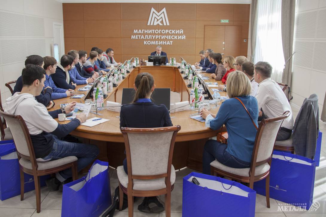 На минувшей неделе в Магнитогорск приехала с рабочим визитом группа аналитиков инвестиционных банков и фондов. Они встретились с руководством ПАО «ММК» и познакомились с производственным потенциалом компании.(фото 1)