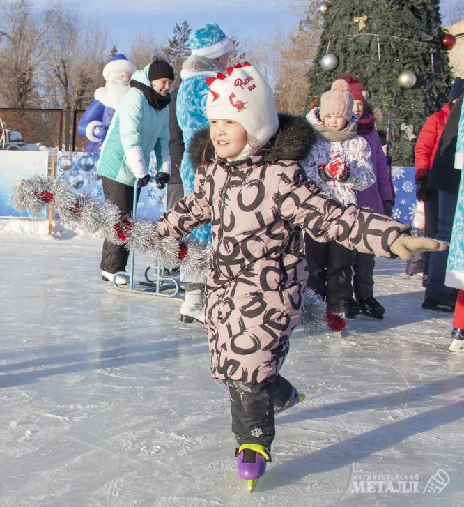 Последний день новогодних каникул завершился большим спортивным праздником на центральном катке.(фото 29)