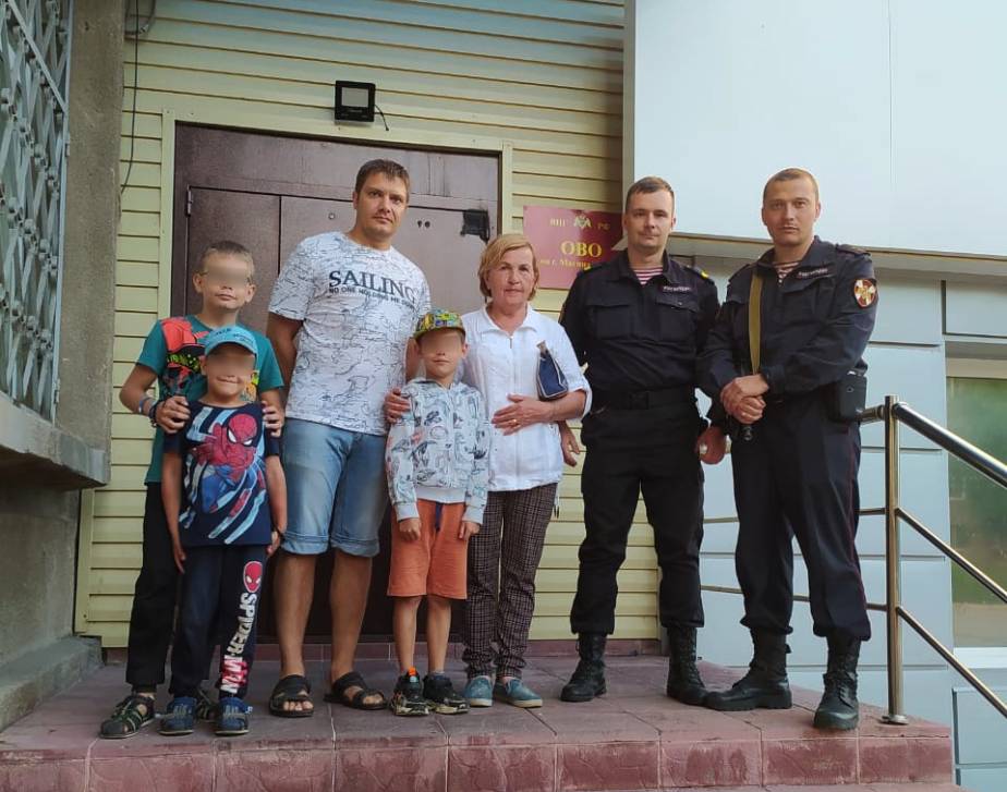 В Магнитогорске бойцы вневедомственной охраны разыскали потерявшихся братьев трёх и пяти лет