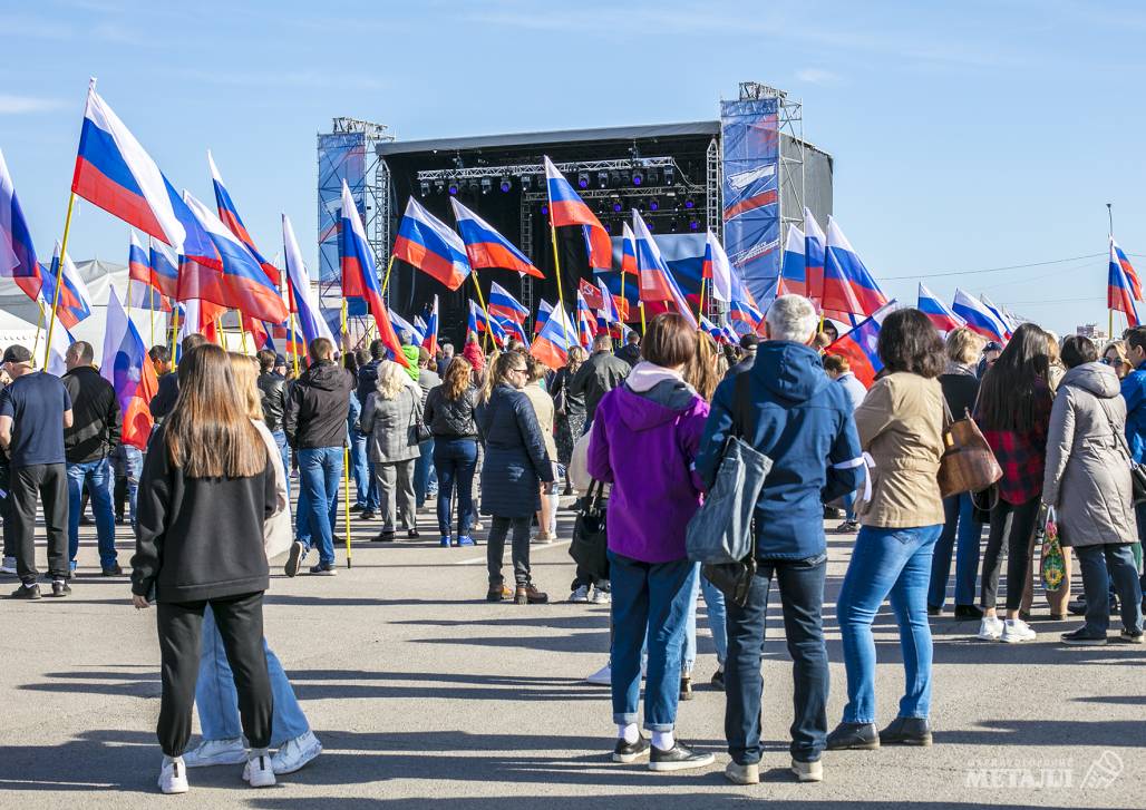 Музыкально-патриотический марафон «Zа Россию», состоявшийся в Магнитогорске, собрал на площади вокруг «Арены-Металлург» несколько тысяч горожан.<br />
(фото 11)