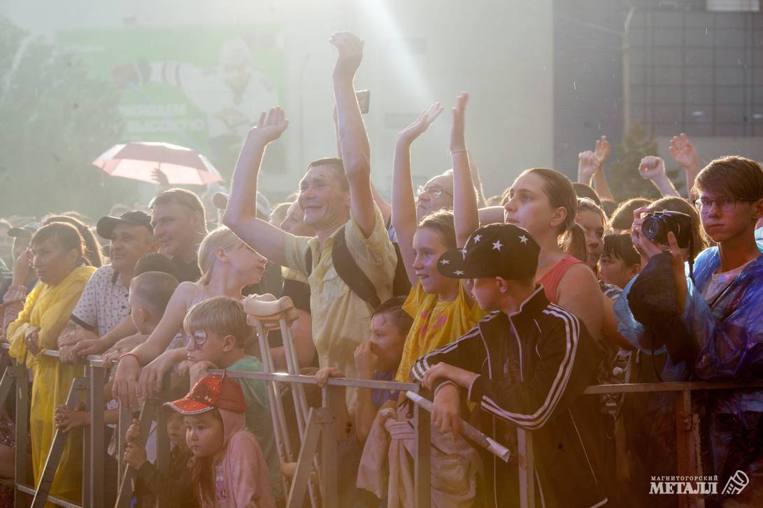 Первый из трёх дней праздничного марафона, посвящённого главным праздникам Магнитки, завершился грандиозным концертом и эффектным фейерверком.(фото 56)