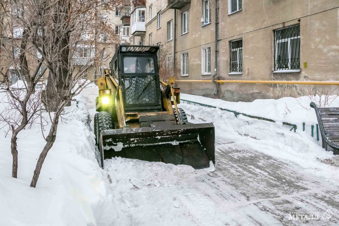 Много снега во дворе в январе. Новости Магнитогорск. 13.01.2023г