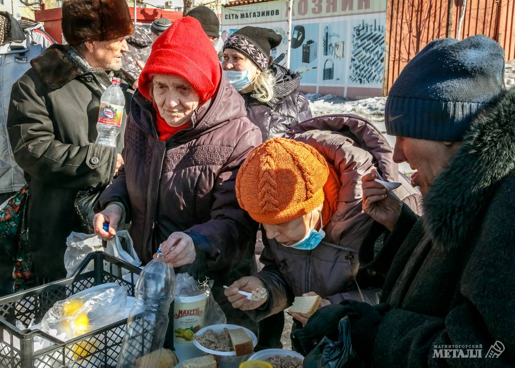 Раздача обедов для бездомных – больше чем просто возможность получить горячую пищу.<br />
(фото 7)