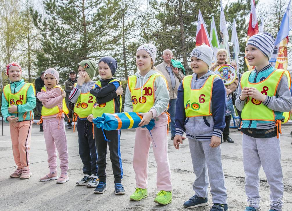 Второй год подряд сразу 400 ребятишек стали участниками детского этапа эстафеты на Кубок «Магнитогорского металла». И все – получили медали.(фото 3)