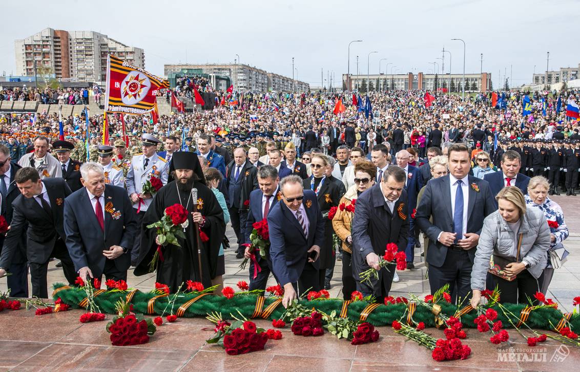 Более десяти тысяч магнитогорцев пришли посмотреть военный парад, а затем возложить цветы к Вечному огню в День Великой Победы.(фото 38)