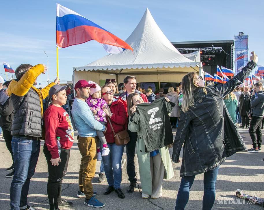 Музыкально-патриотический марафон «Zа Россию», состоявшийся в Магнитогорске, собрал на площади вокруг «Арены-Металлург» несколько тысяч горожан.<br />
(фото 10)