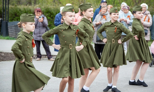 Становится историей война